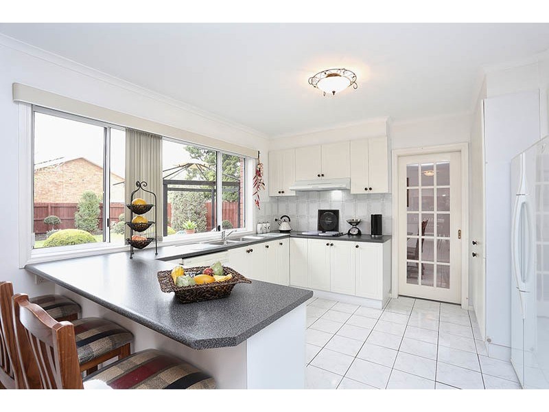 33 Honeyeater Cres, Taylors Lakes VIC 3038