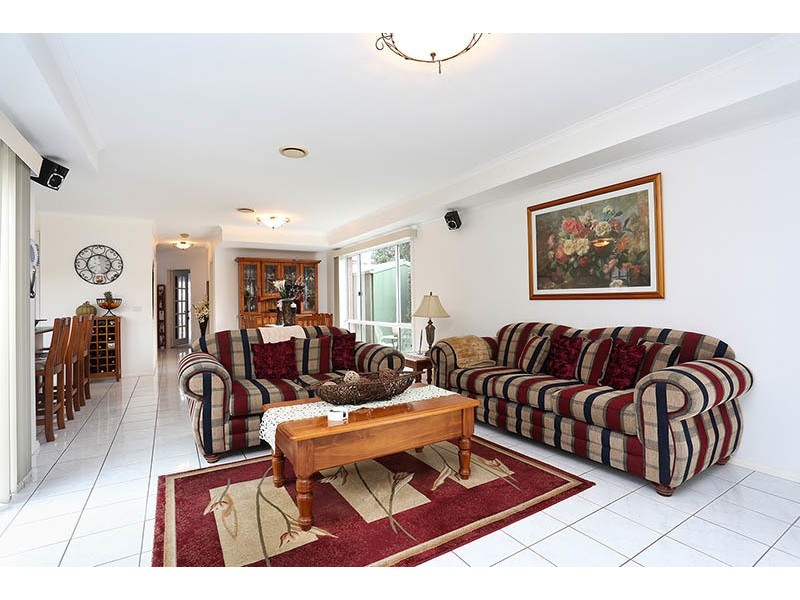 33 Honeyeater Cres, Taylors Lakes VIC 3038