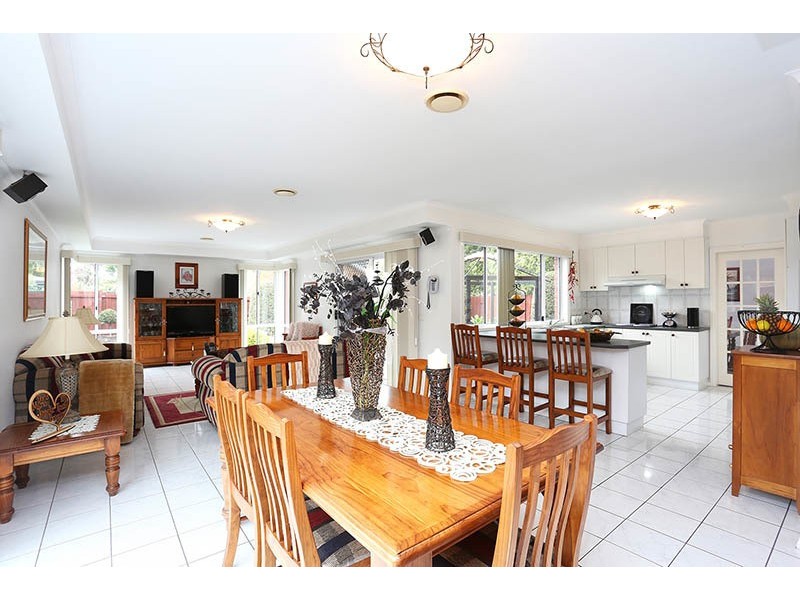 33 Honeyeater Cres, Taylors Lakes VIC 3038