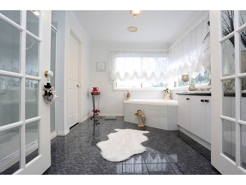 33 Honeyeater Cres, Taylors Lakes VIC 3038