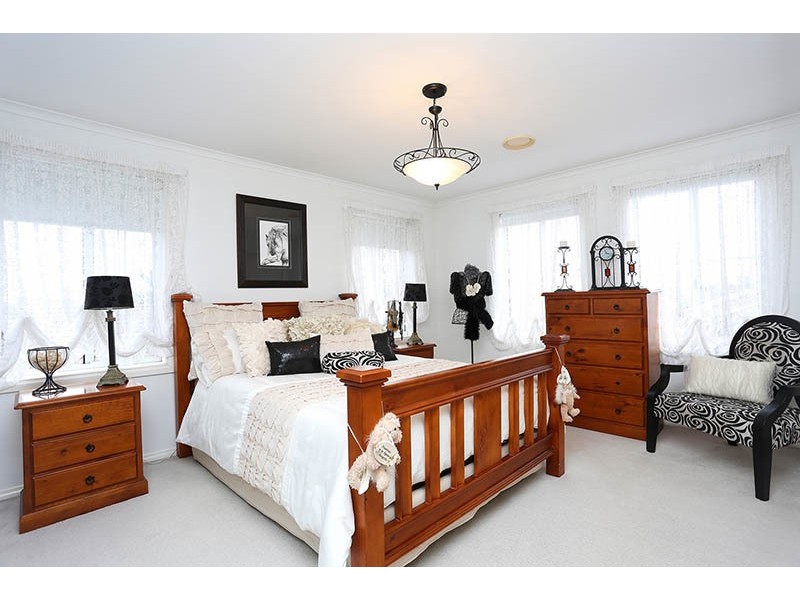 33 Honeyeater Cres, Taylors Lakes VIC 3038