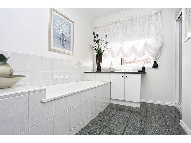 33 Honeyeater Cres, Taylors Lakes VIC 3038