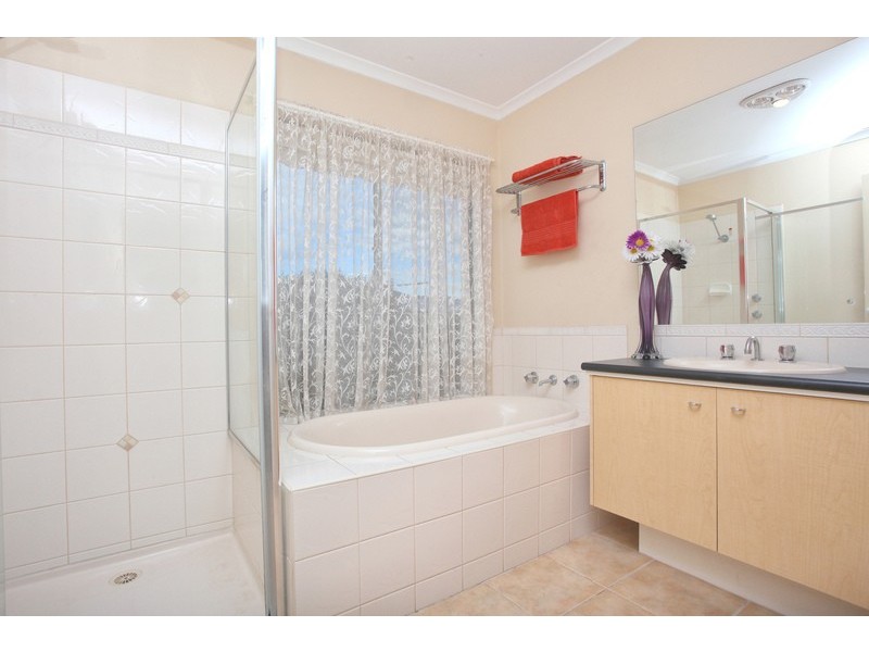 33 Pelham Cres, Wyndham Vale VIC 3024