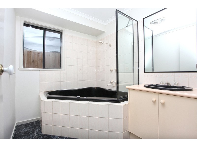 4 Nunn Ave, Truganina VIC 3029