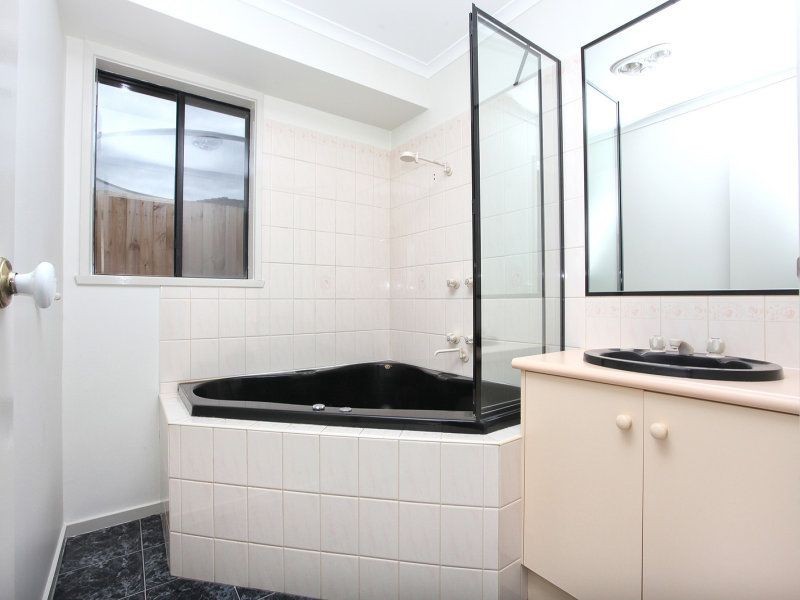 4 Nunn Ave, Truganina VIC 3029