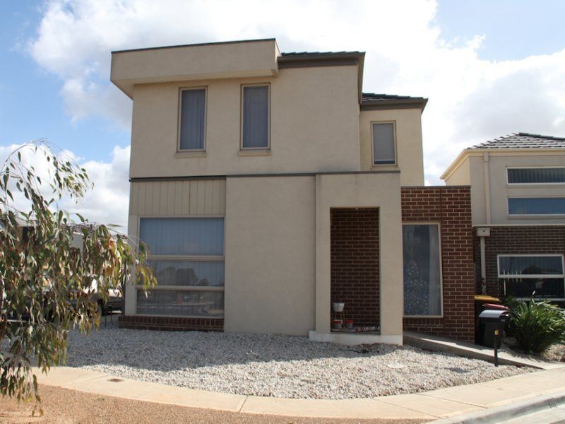 15/40 McCubbin Way, Caroline Springs VIC 3023
