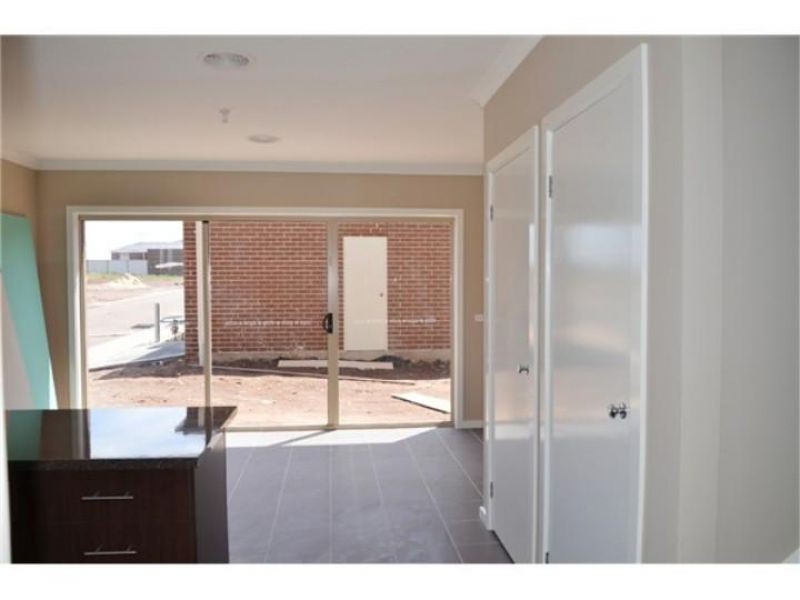 15/40 McCubbin Way, Caroline Springs VIC 3023