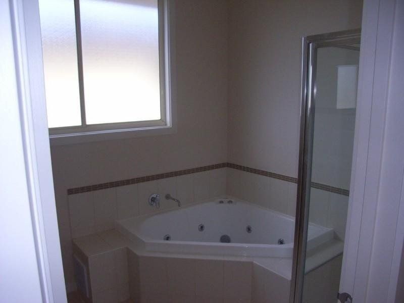 6/1A Thorogood Court, Taylors Lakes VIC 3038