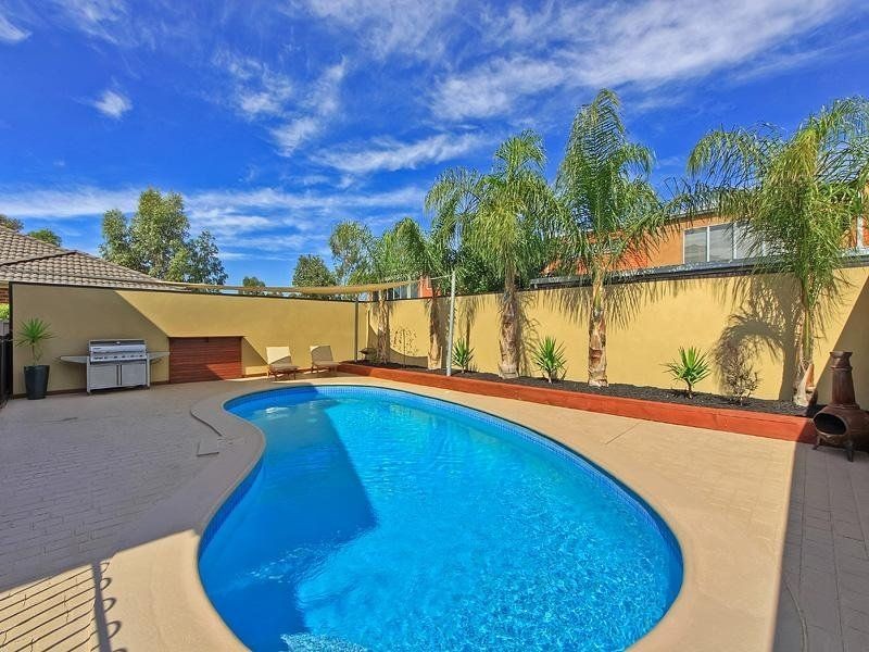 9 Finsbury Close, Caroline Springs VIC 3023