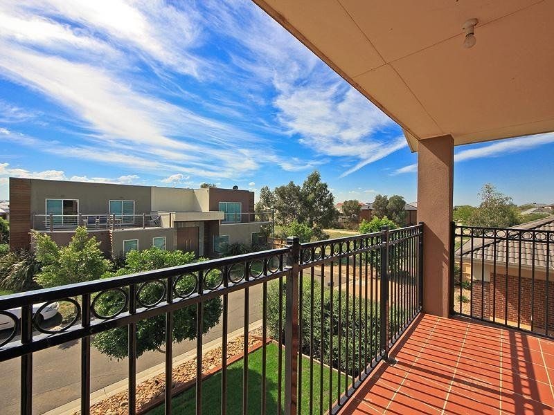 9 Finsbury Close, Caroline Springs VIC 3023