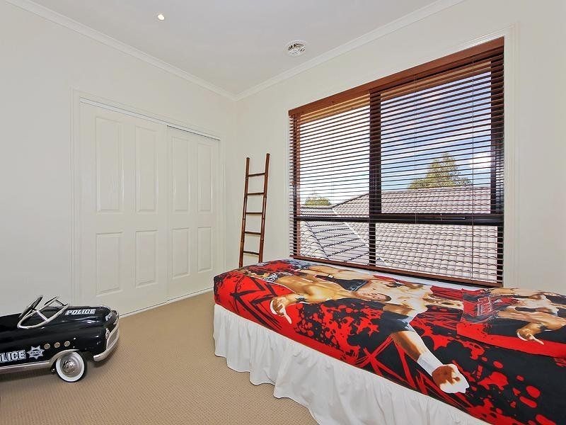 9 Finsbury Close, Caroline Springs VIC 3023