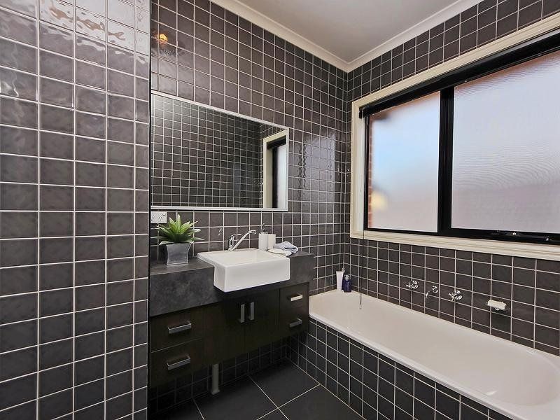 9 Finsbury Close, Caroline Springs VIC 3023