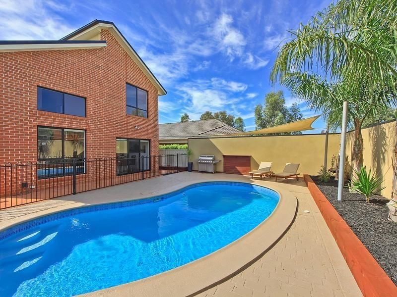 9 Finsbury Close, Caroline Springs VIC 3023