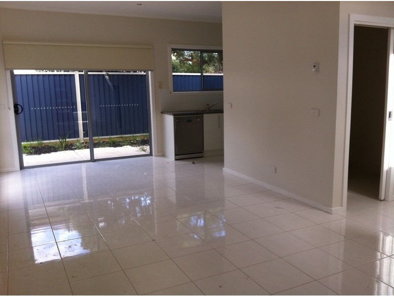 2/111-113 Taylors Road, St Albans VIC 3021