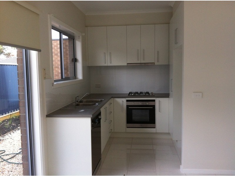 2/111-113 Taylors Road, St Albans VIC 3021