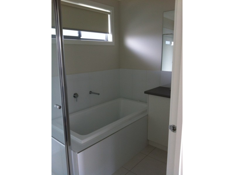 2/111-113 Taylors Road, St Albans VIC 3021