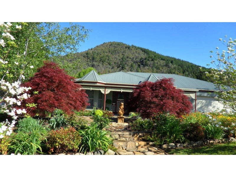 12 Walnut Grove, Bright VIC 3741