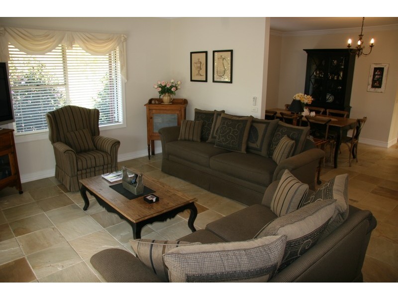 12 Walnut Grove, Bright VIC 3741