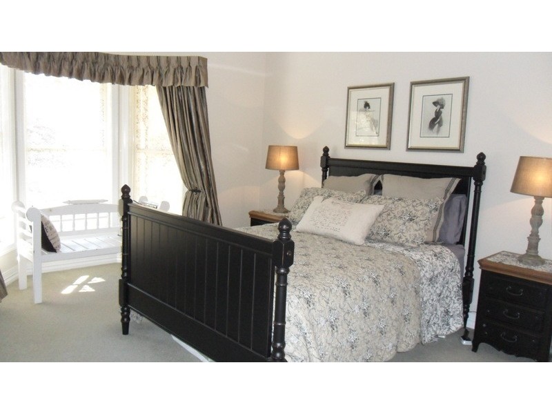 12 Walnut Grove, Bright VIC 3741