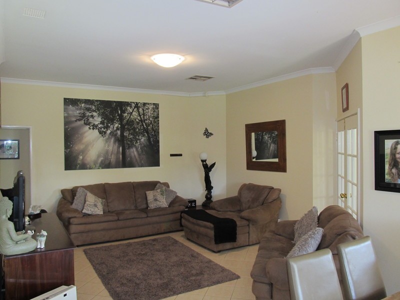 21 Feeney Gardens, High Wycombe WA 6057