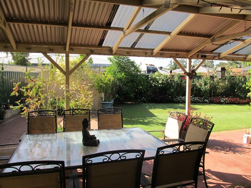 21 Feeney Gardens, High Wycombe WA 6057