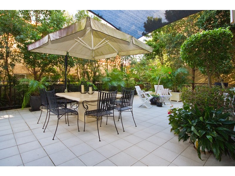 1/8 Parnoo Street, Chevron Island QLD 4217