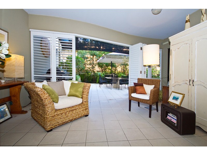 1/8 Parnoo Street, Chevron Island QLD 4217