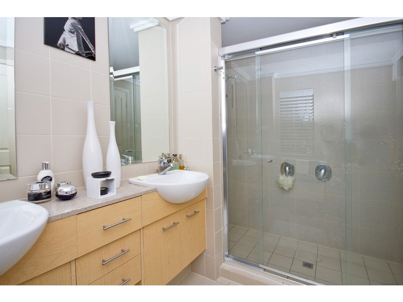 1/8 Parnoo Street, Chevron Island QLD 4217