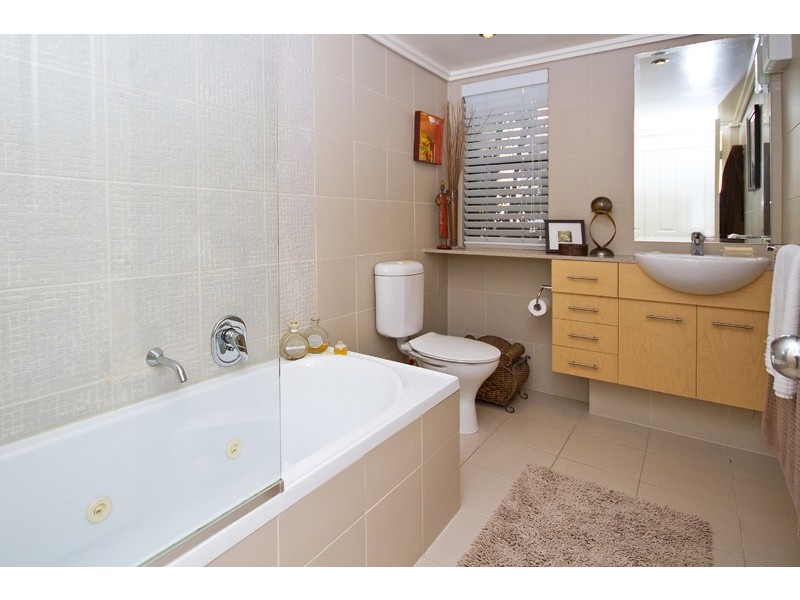 1/8 Parnoo Street, Chevron Island QLD 4217