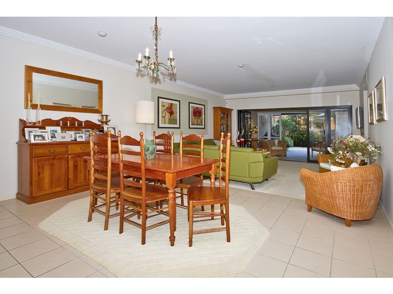 1/8 Parnoo Street, Chevron Island QLD 4217