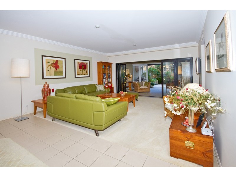 1/8 Parnoo Street, Chevron Island QLD 4217