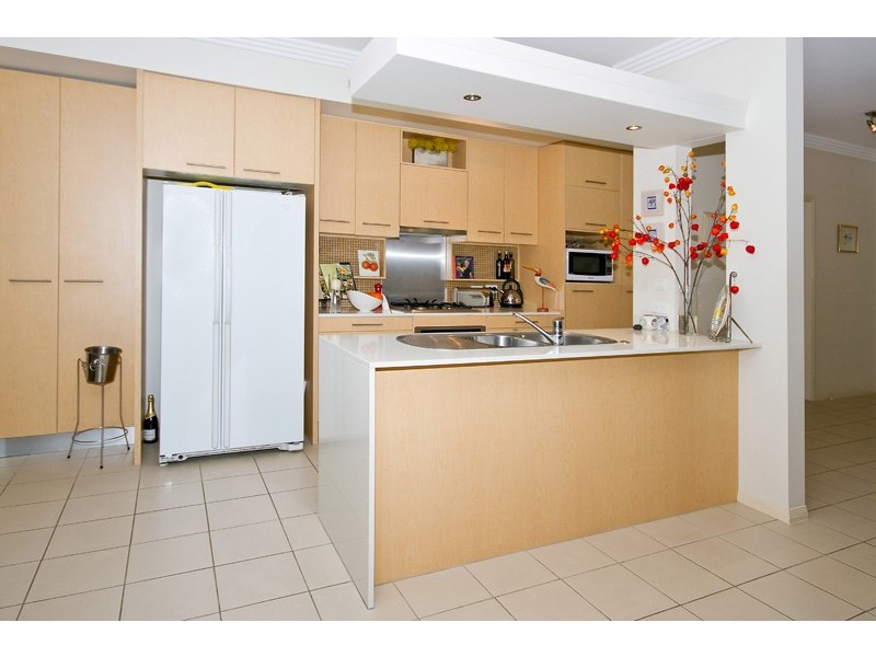 1/8 Parnoo Street, Chevron Island QLD 4217