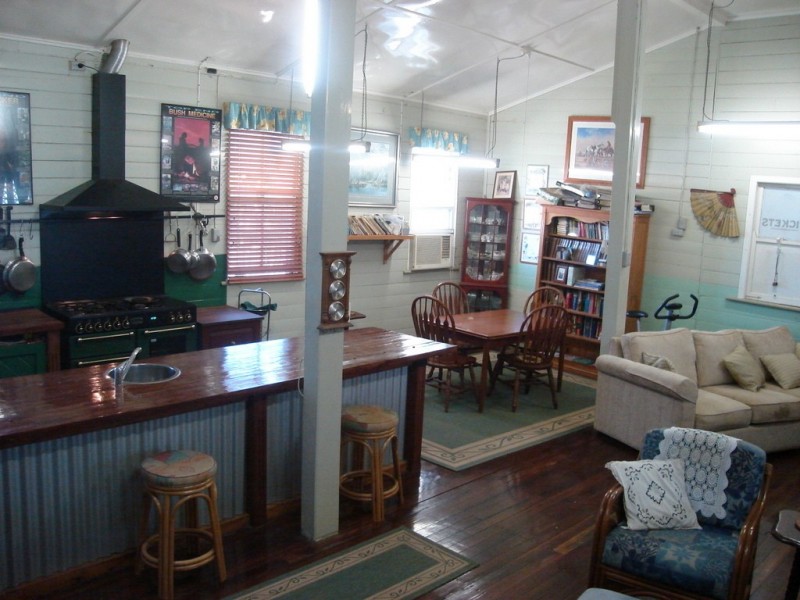 1 Charles Street, Springsure QLD 4722