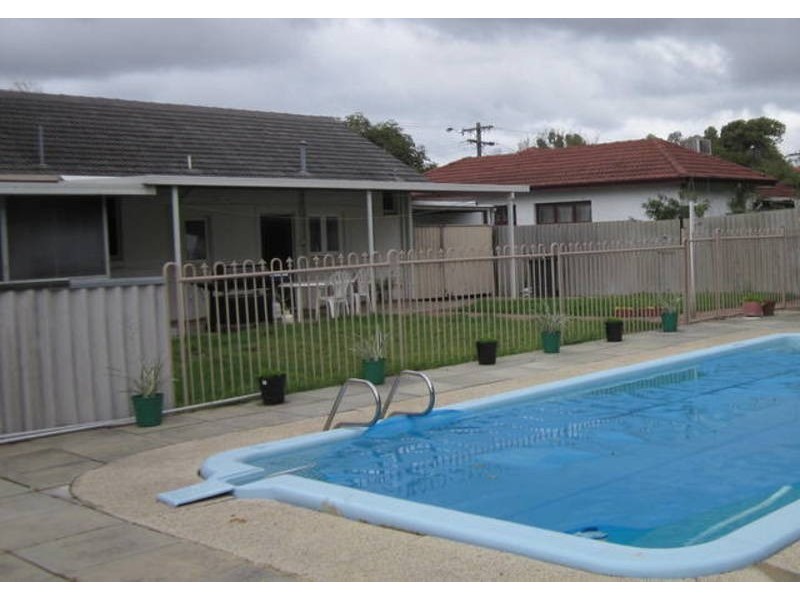 5 Berehaven Ave, Thornlie WA 6108