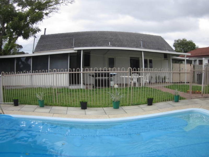 5 Berehaven Ave, Thornlie WA 6108
