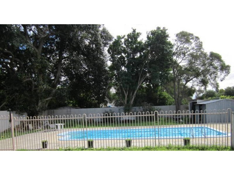 5 Berehaven Ave, Thornlie WA 6108