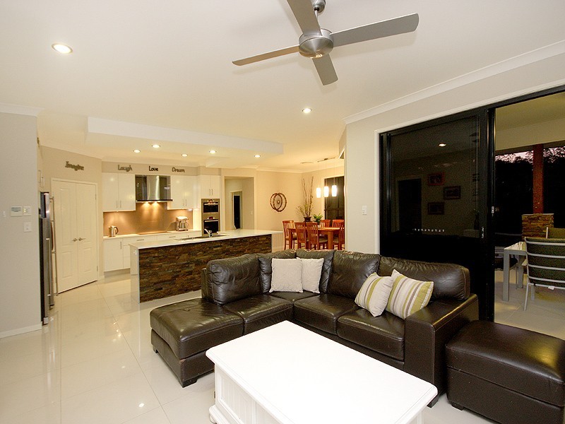 3 Maggie Place, Cashmere QLD 4500