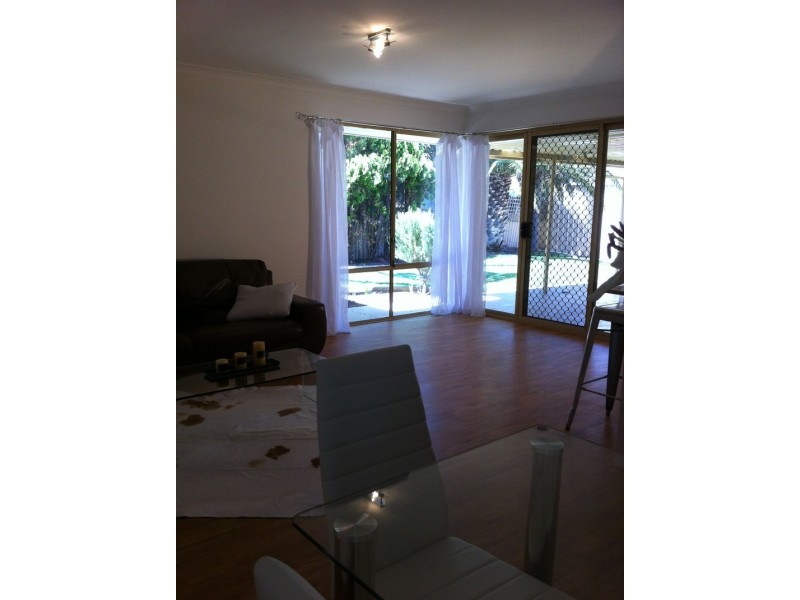 15 Rochester Way, Meadow Springs WA 6210