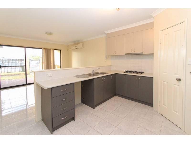 6/15  Station St, Cannington WA 6107