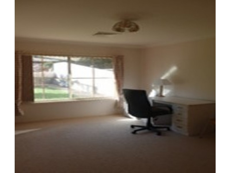 25B Holmes Cres, Griffith NSW 2680