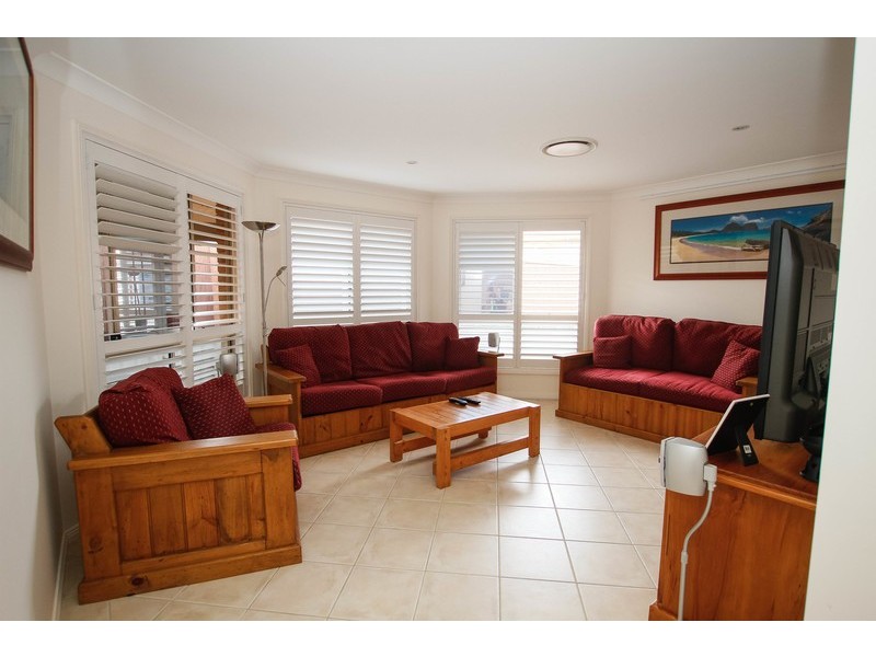 42 Scarborough Place, Bateau Bay NSW 2261