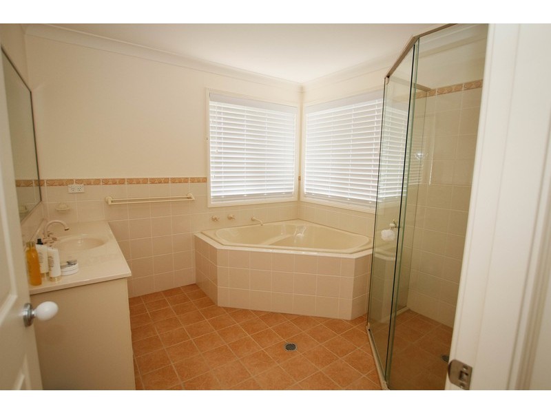 42 Scarborough Place, Bateau Bay NSW 2261