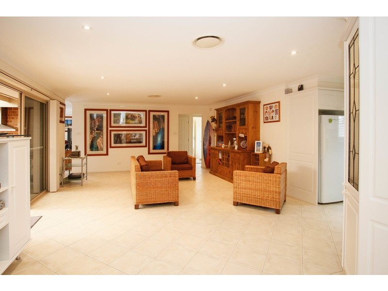 42 Scarborough Place, Bateau Bay NSW 2261