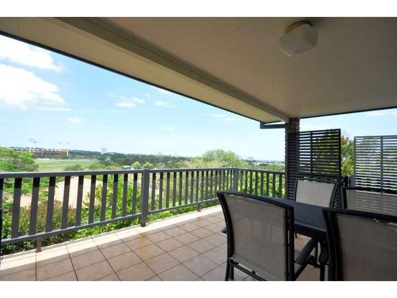 4 Summit Crs, Carrara QLD 4211