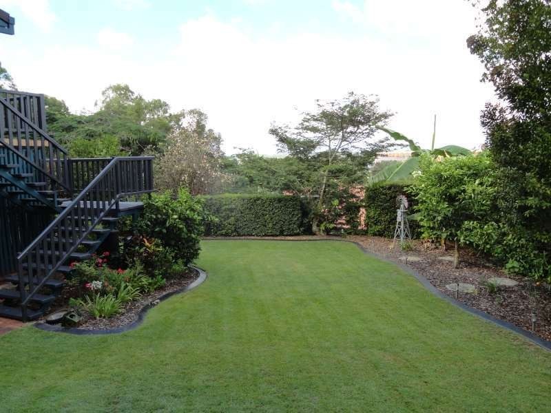 4 Summit Crs, Carrara QLD 4211