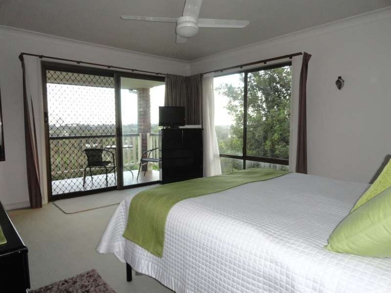 4 Summit Crs, Carrara QLD 4211