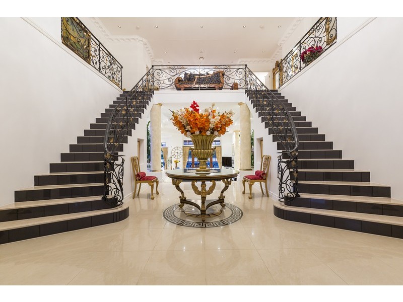 8 King James Court, Sovereign Islands QLD 4216