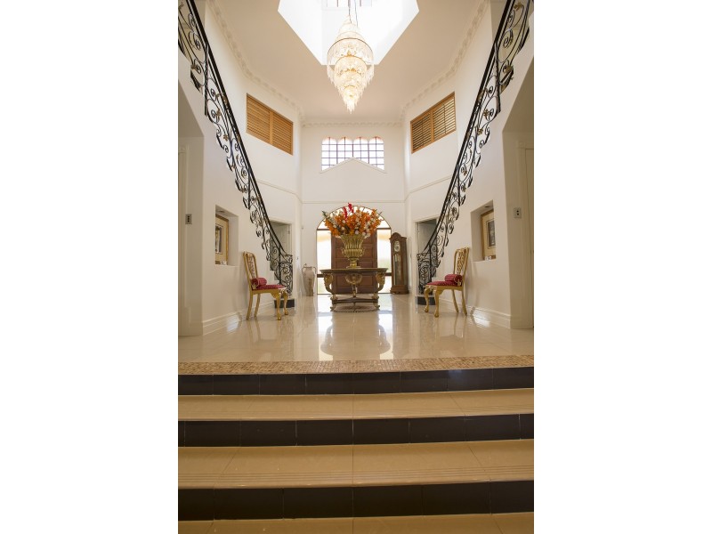 8 King James Court, Sovereign Islands QLD 4216