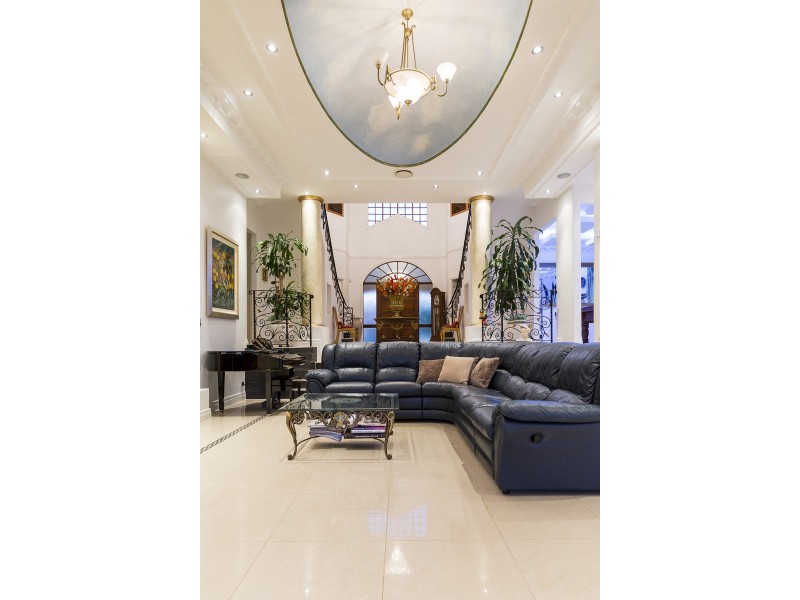 8 King James Court, Sovereign Islands QLD 4216