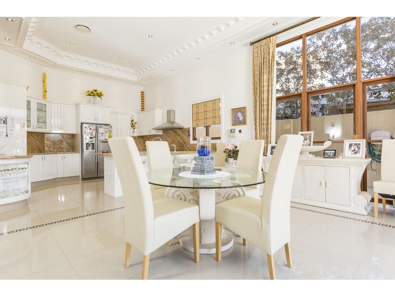 8 King James Court, Sovereign Islands QLD 4216